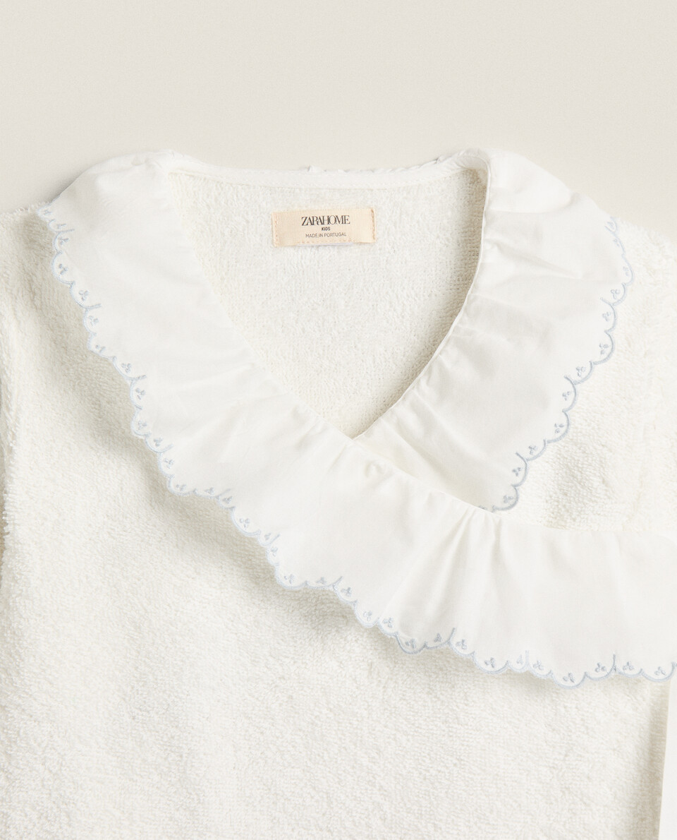 CHILDREN'S RUFFLED BATHROBE WITH FLORAL EMBROIDERY