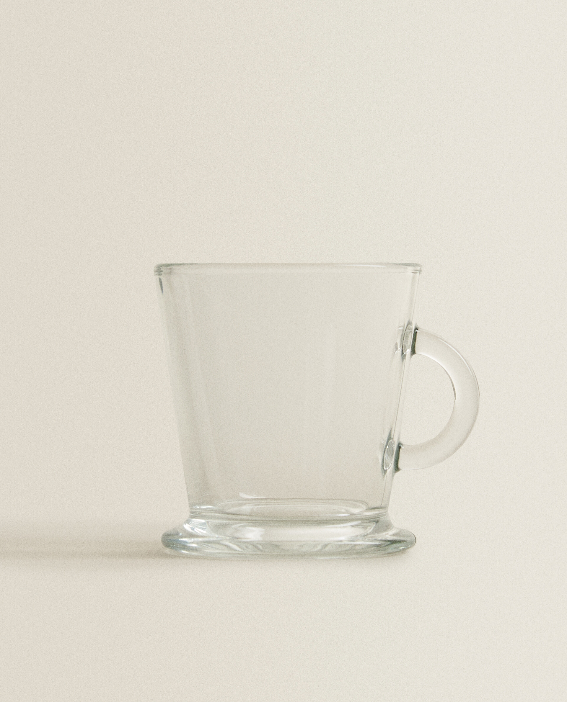 In vetro trasparente con tazza cappuccino fat burning sulla tavola del  cafe. Tonica Foto stock - Alamy