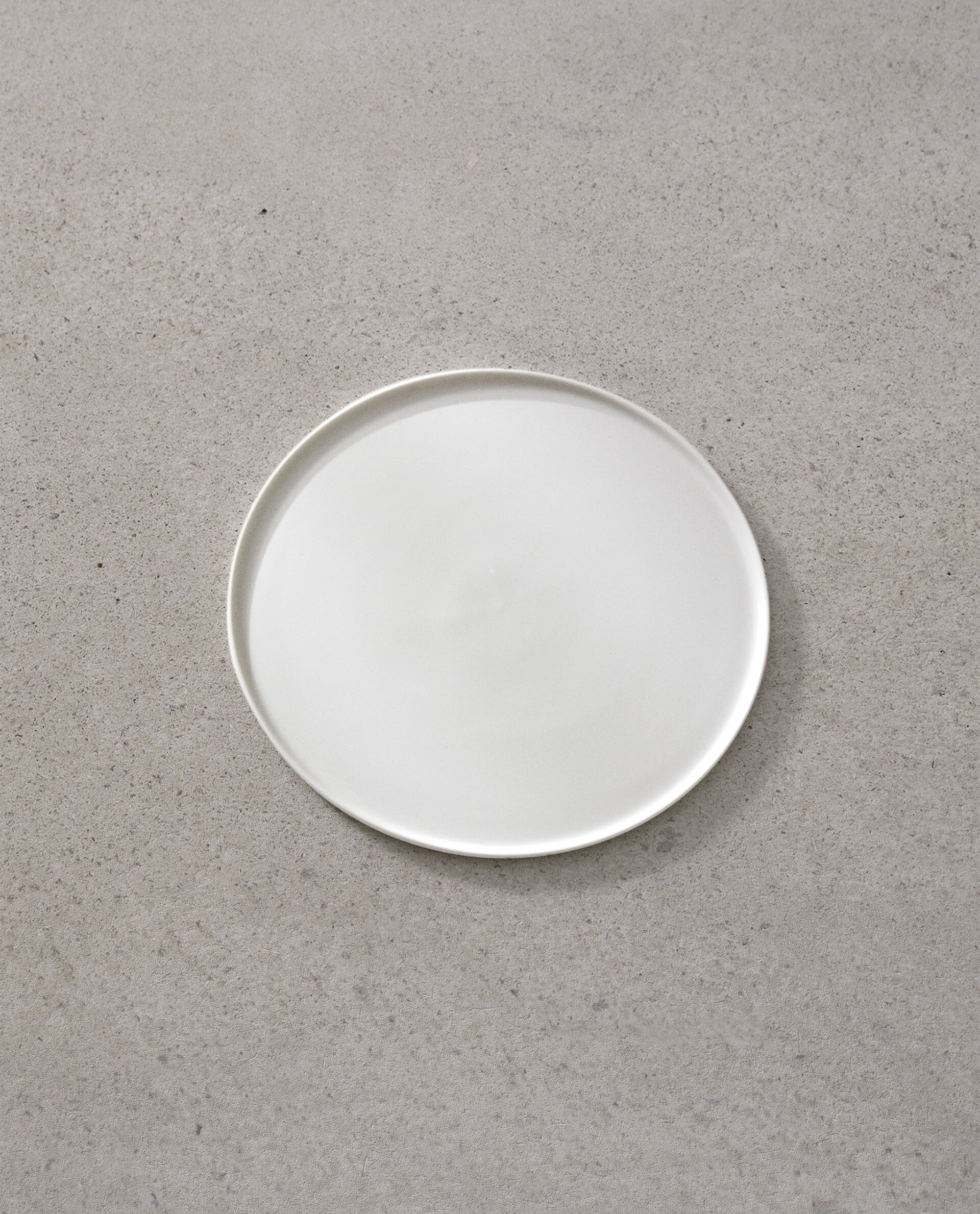 Flat 2025 white plate