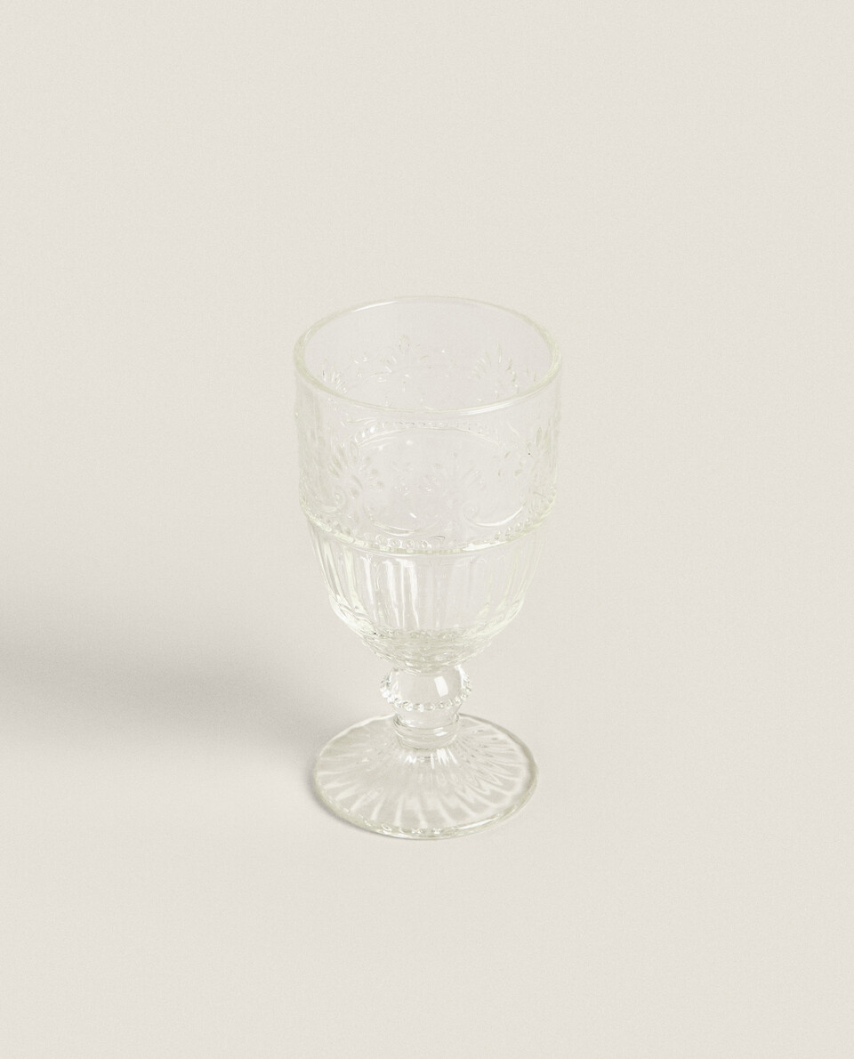 RAISED FLORAL DESIGN WINE GLASS