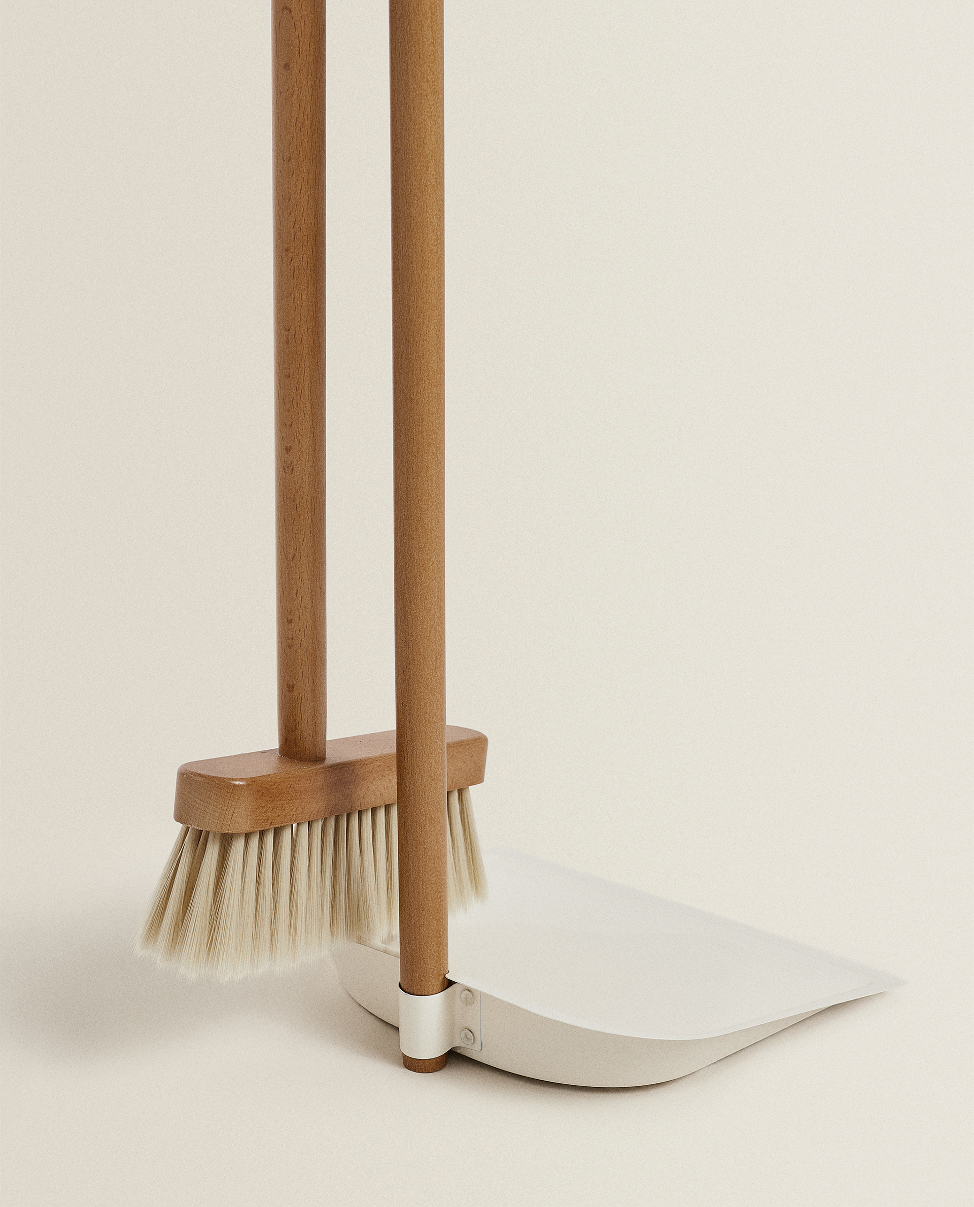 WOODEN DUSTPAN AND BRUSH SET