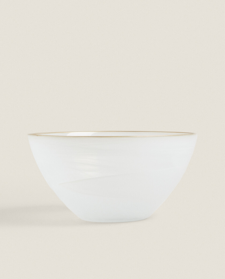 Serving dishes and salad bowls