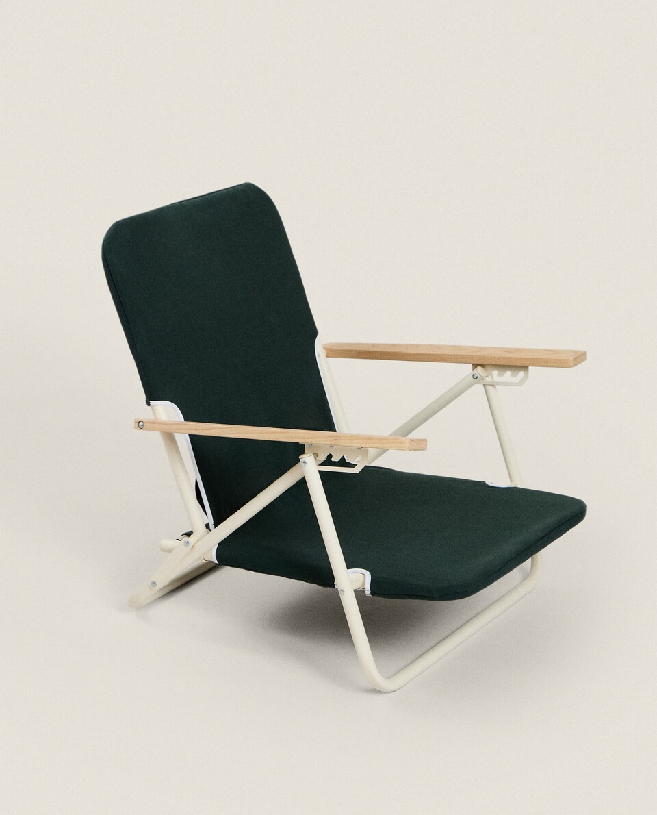 FOLDING BEACH CHAIR WITH WOODEN ARM RESTS