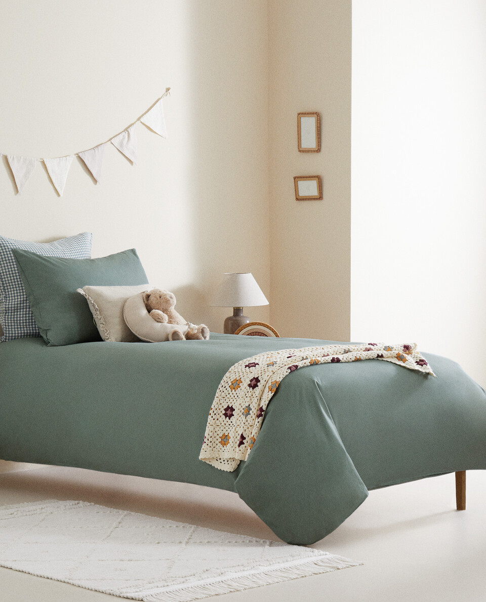 ПАМУЧЕН ДЕТСКИ ПЛИК ЗА ЮРГАН С ДЕКОРАТИВЕН ШЕВ | Zara Home България ...