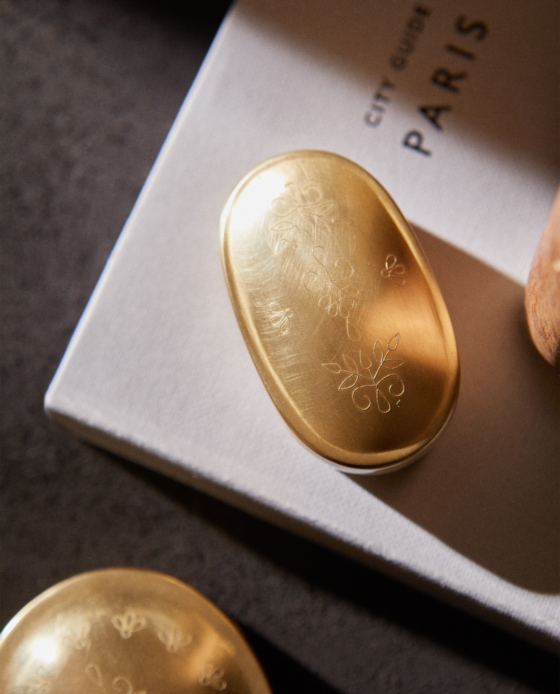 EMGRAVED OVAL BOX Zara Home UAE ABU DHABI/AL AIN/RAS ALKHAIMAH‎