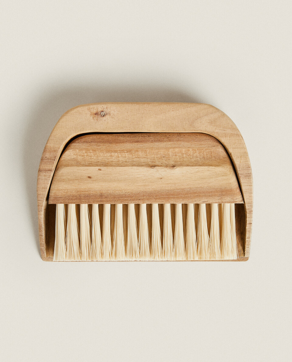 WOODEN DUSTPAN AND BRUSH
