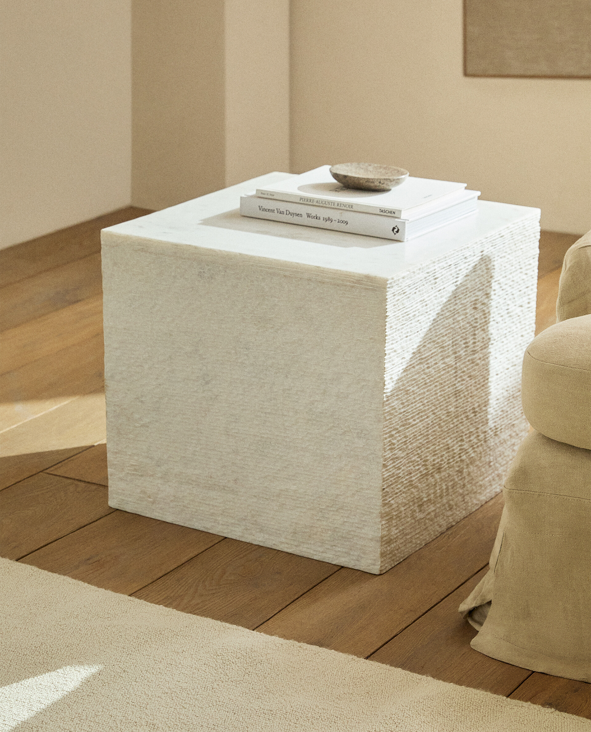 Zara Home Table D'Appoint: Stylish Accent Tables for Modern Living Spaces