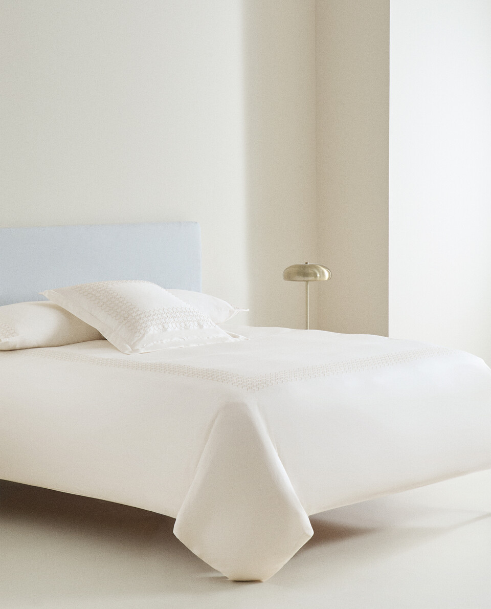 غلاف اللحاف بتطريز هندسي Zara Home UAE ABU DHABI/AL AIN/RAS ALKHAIMAH‎