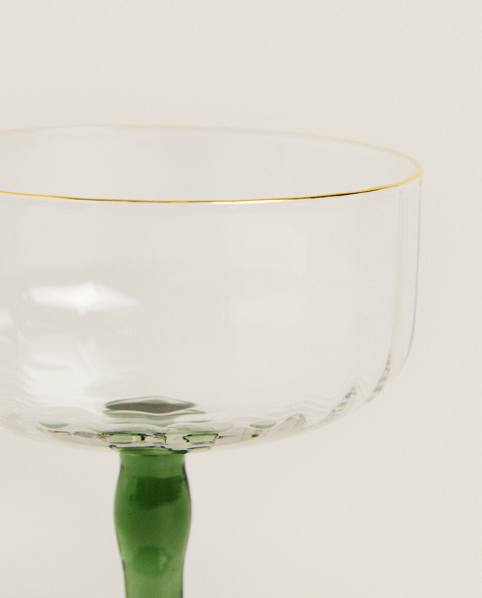 SHORT WINE GLASS WITH RAISED DESIGN