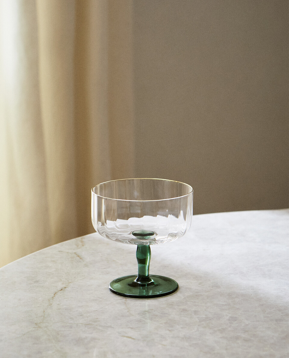 SHORT WINE GLASS WITH RAISED DESIGN