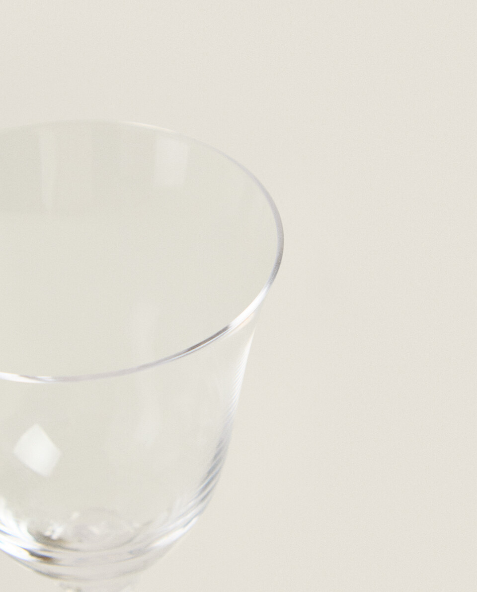 WINE GLASS WITH RAISED DESIGN BASE