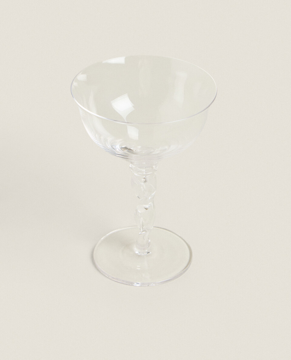 WINE GLASS WITH RAISED DESIGN BASE