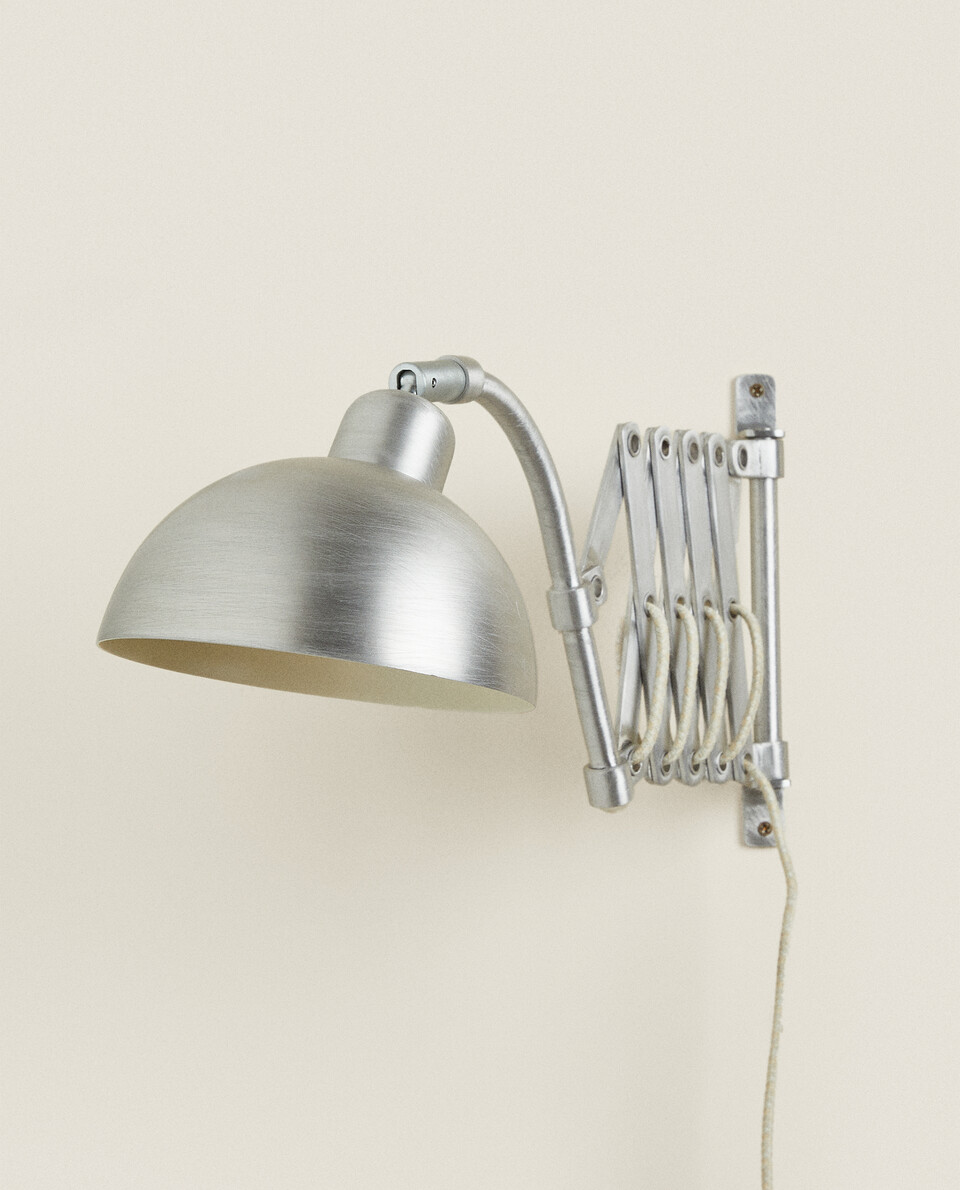 Extendable arm deals wall light