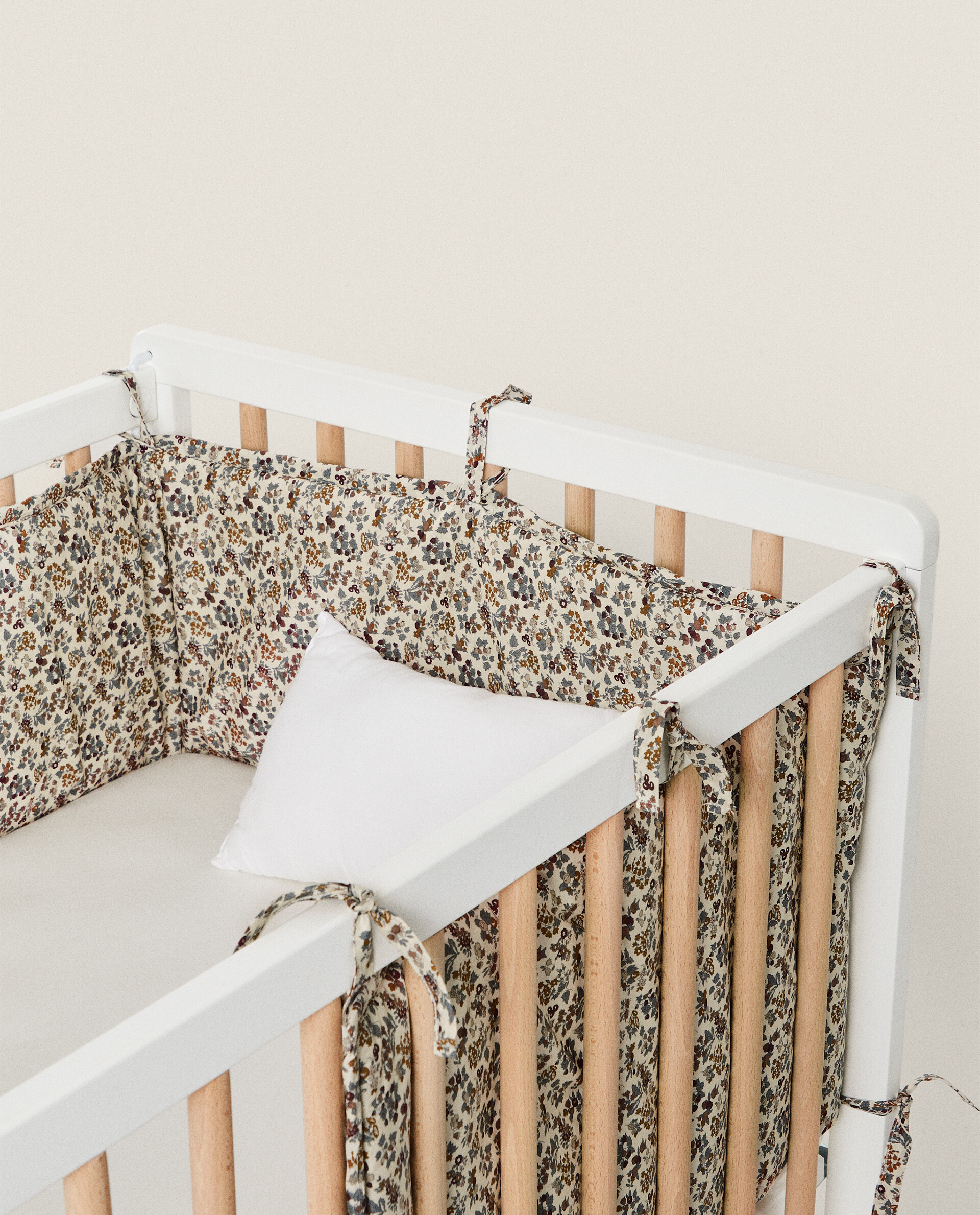 The white cheap company cot bumper