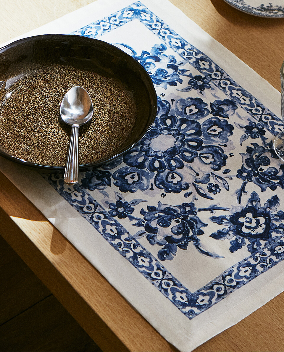 RESIN-COATED MOSAIC PLACEMAT