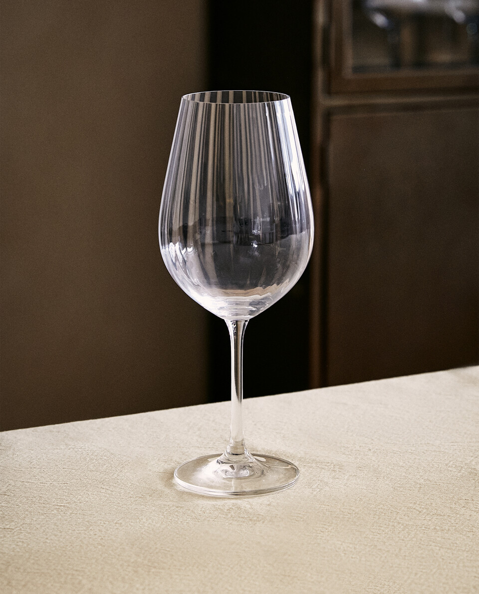 RAISED CRYSTALLINE WINE GLASS