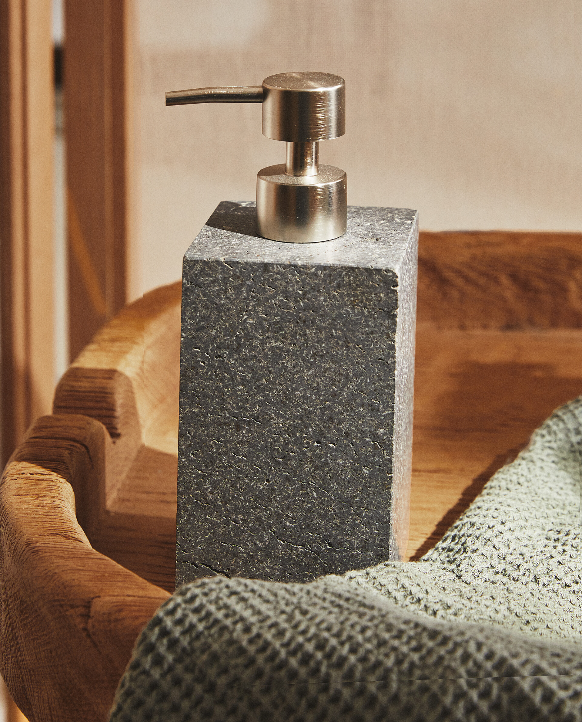 DOSIFICADOR BAÑO MÁRMOL TRAVERTINO - ACCESORIOS Y CESTAS - BAÑO - Zara Home España