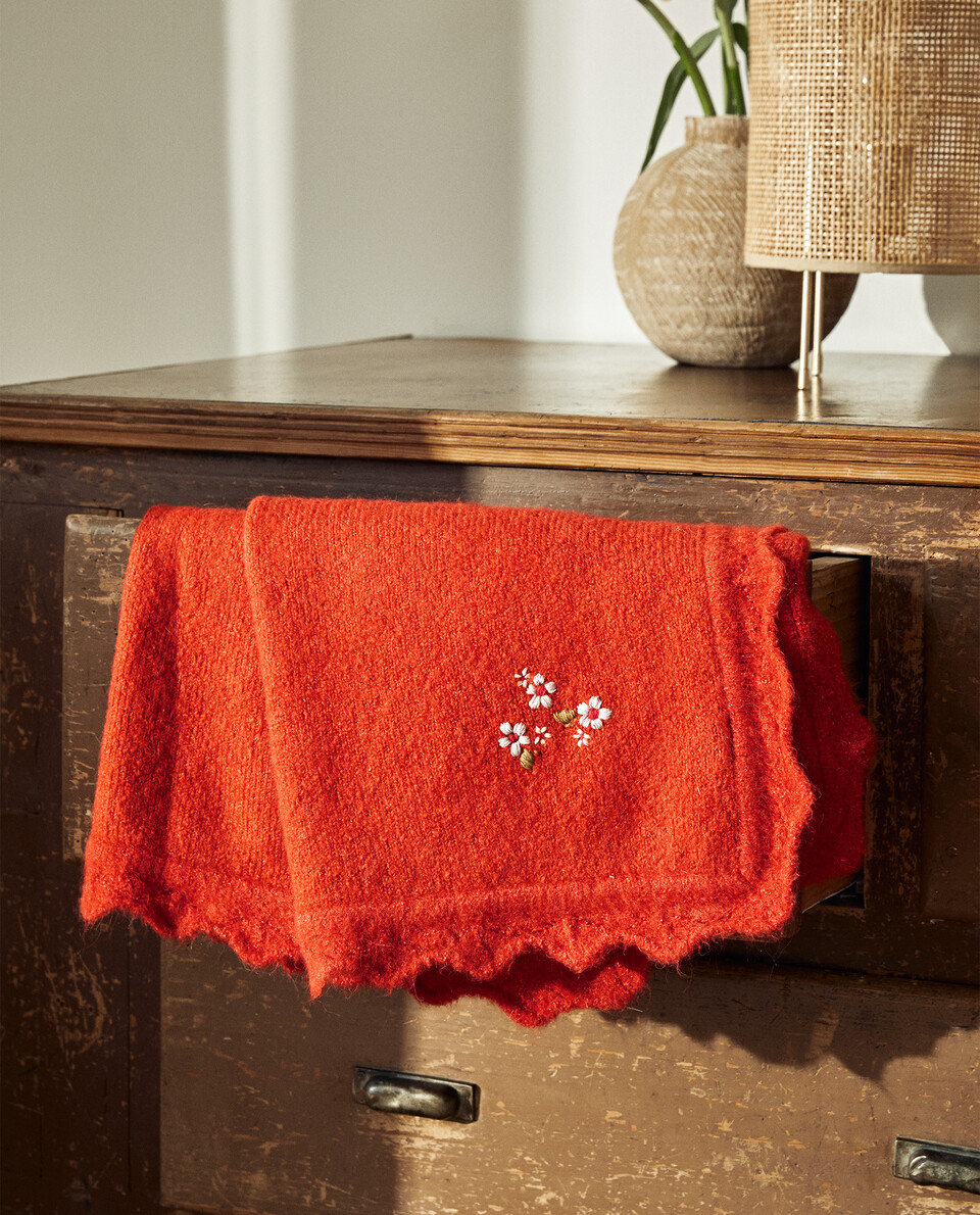 CHILDREN’S EMBROIDERED FLORAL THROW