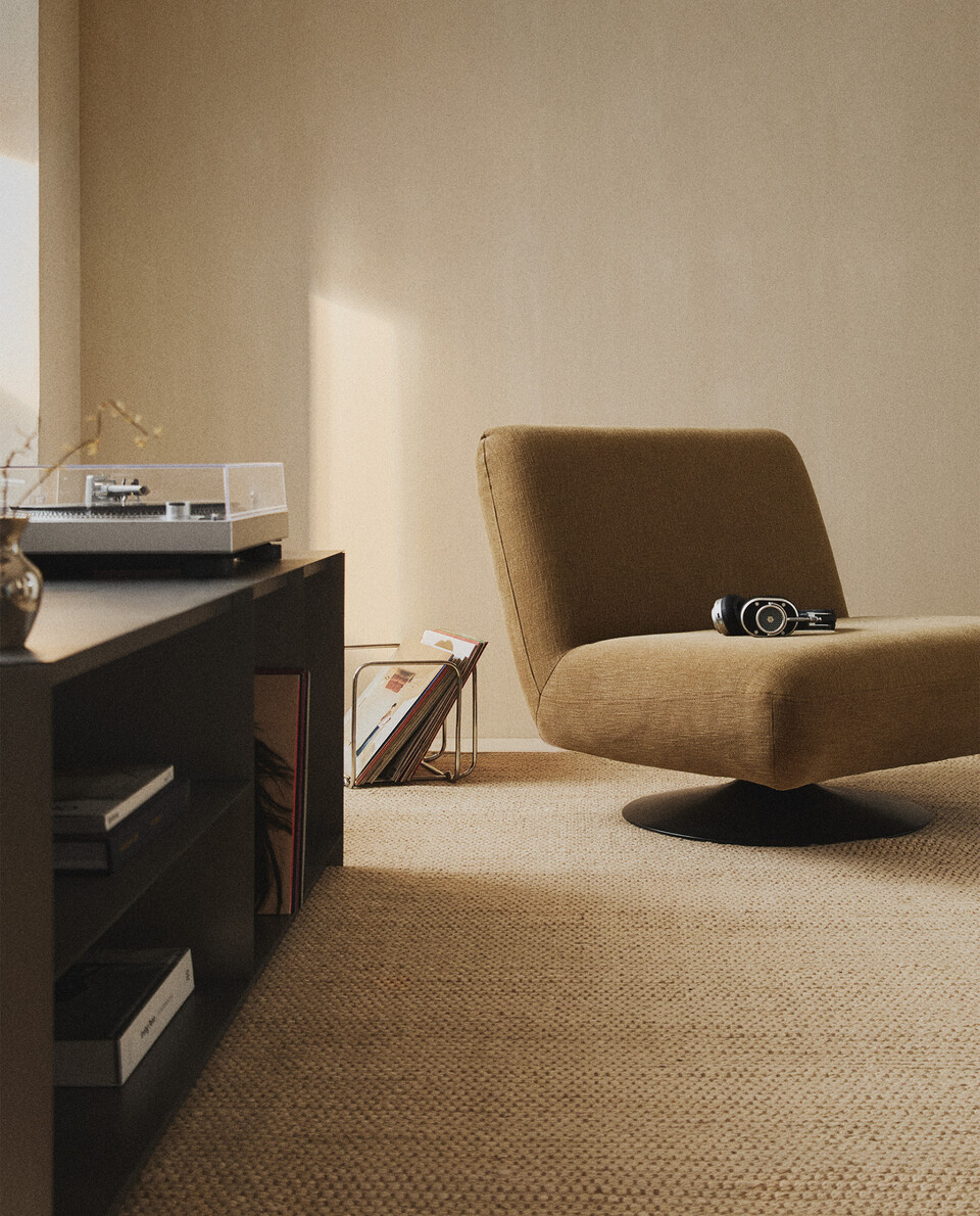 回転式アームチェアとレコードプレーヤー | Zara Home 日本/Japan