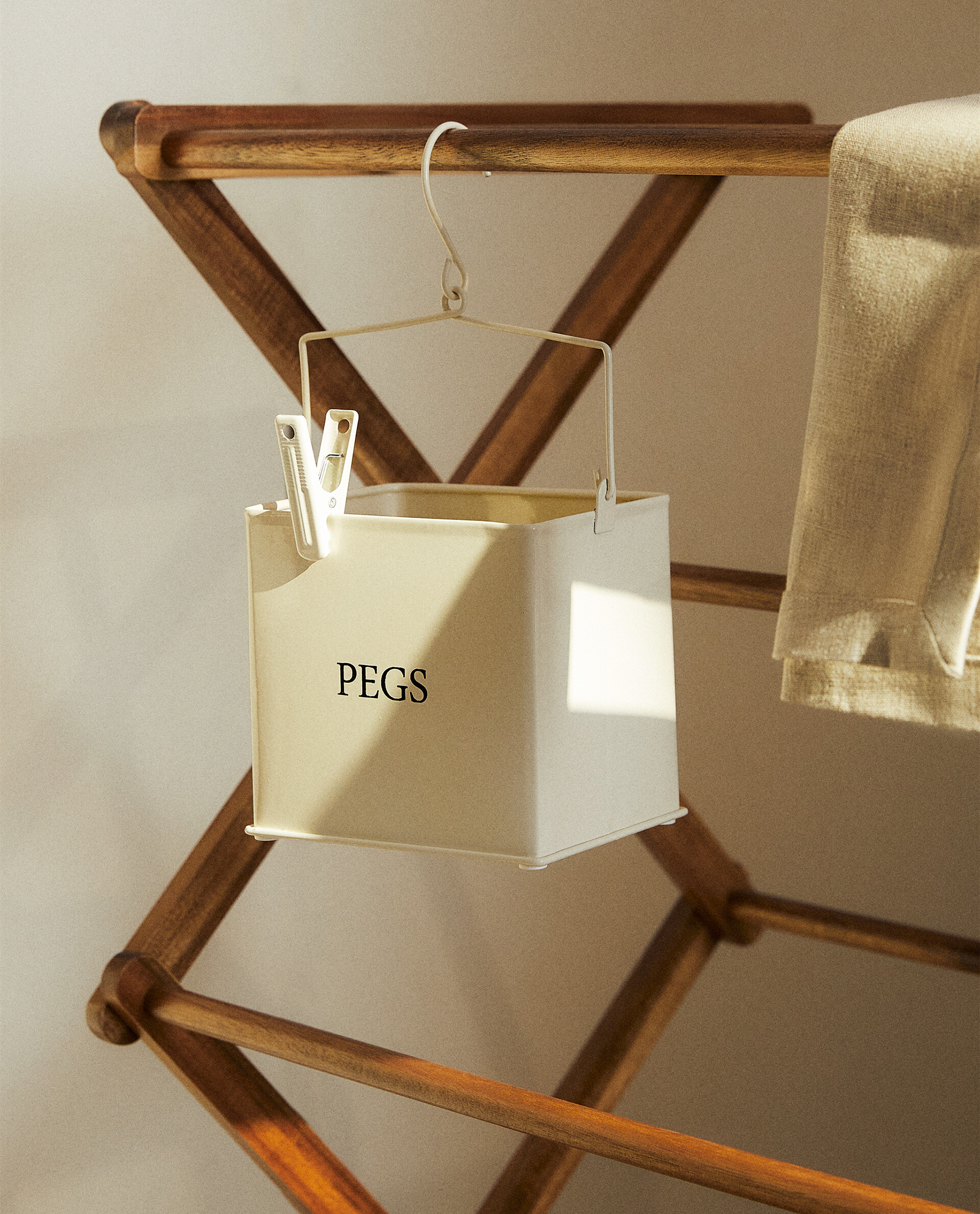 LACQUERED METAL PEG ORGANISER