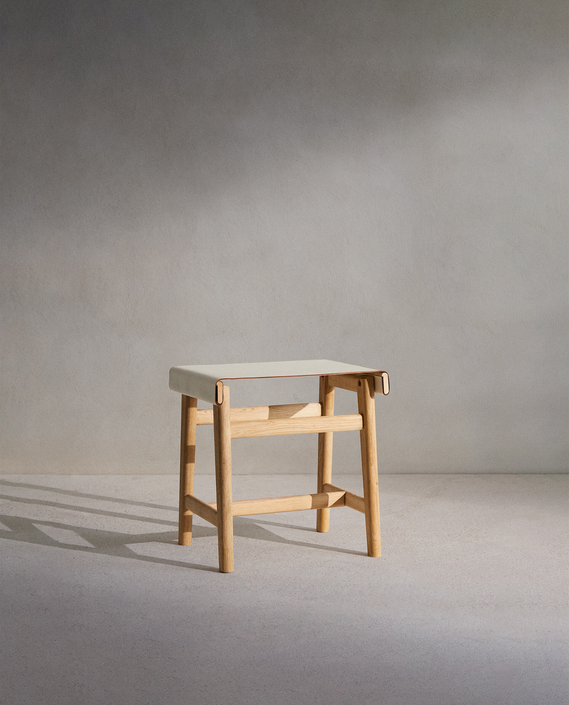 STOOL 01