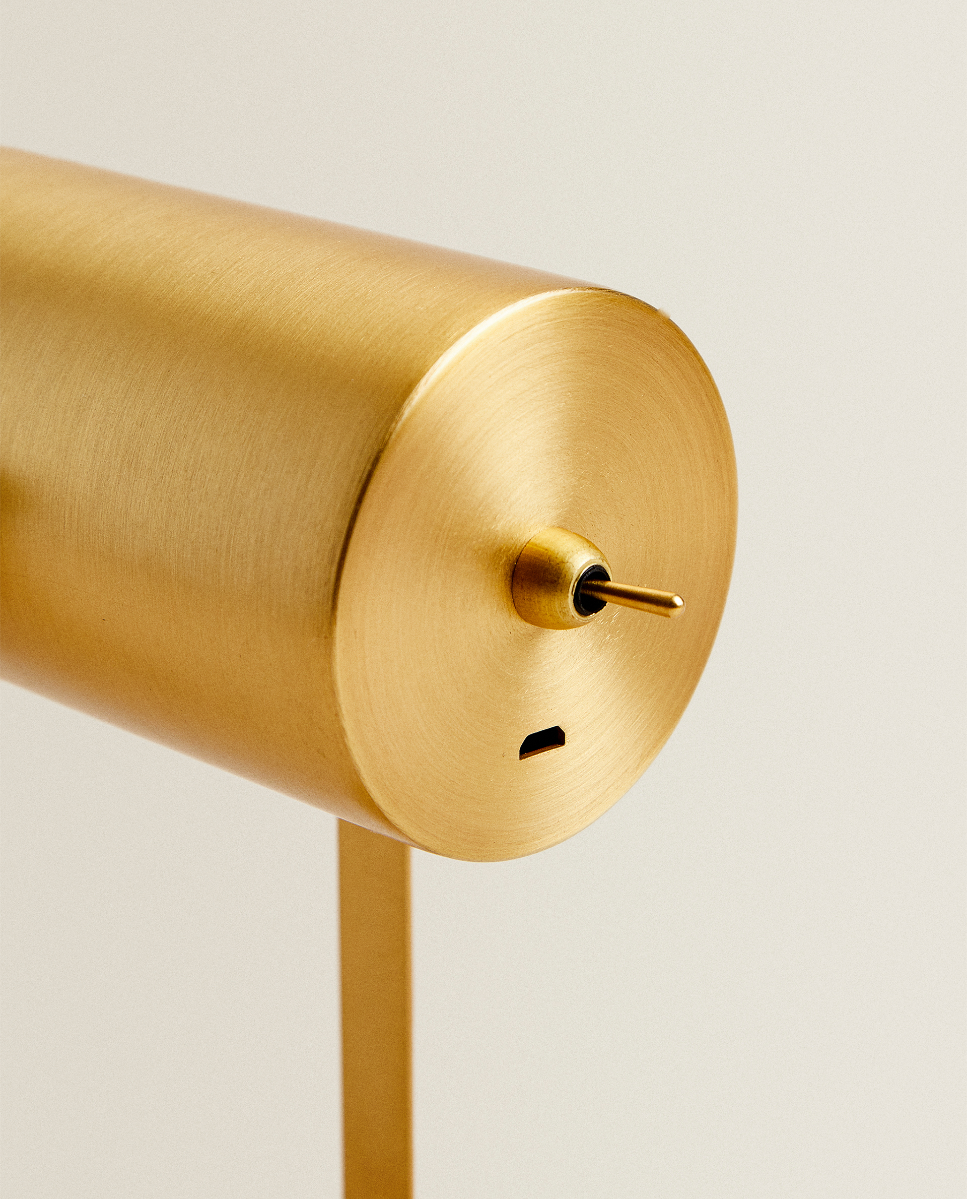 LAMP | USB RECHARGEABLE TABLE SPOTLIGHT
