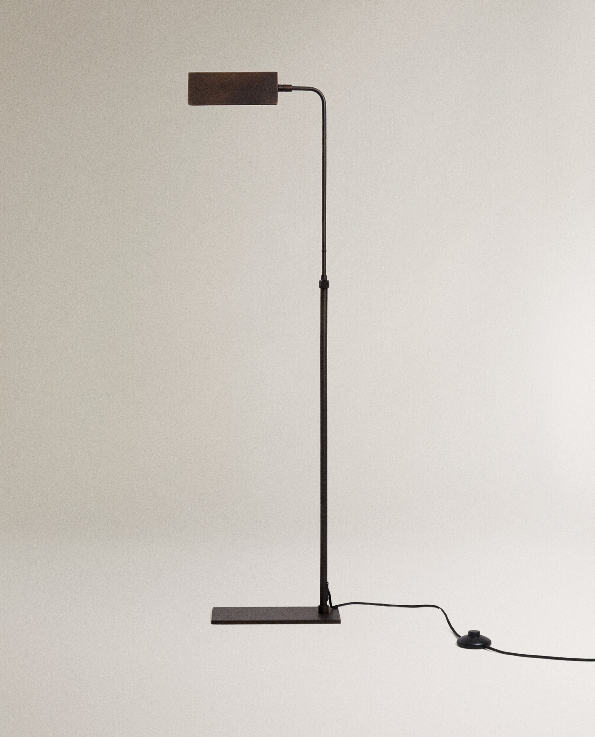 ADJUSTABLE FLOOR LAMP