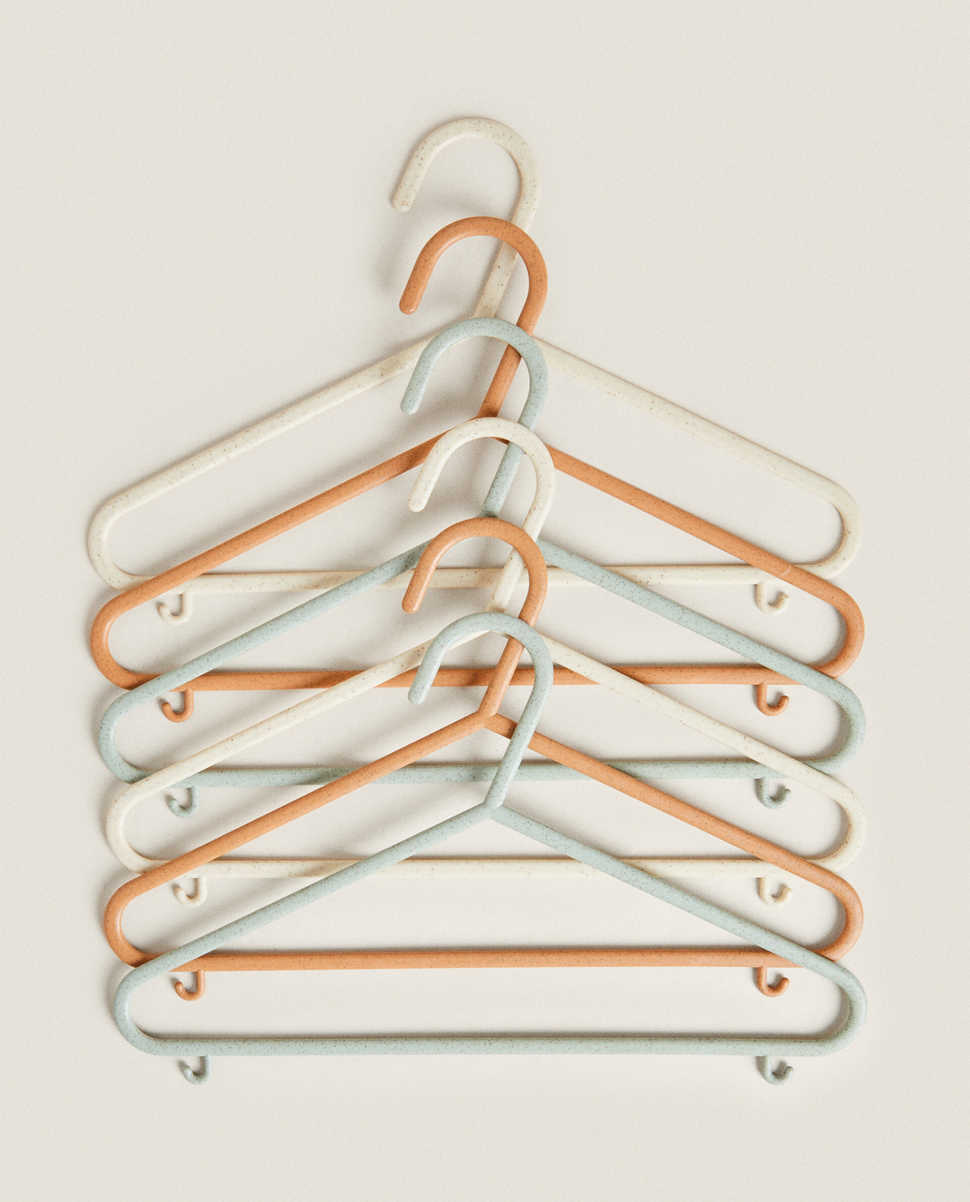 PACK OF CHILDREN’S HANGERS IN PASTEL COLORS (PACK OF 6)