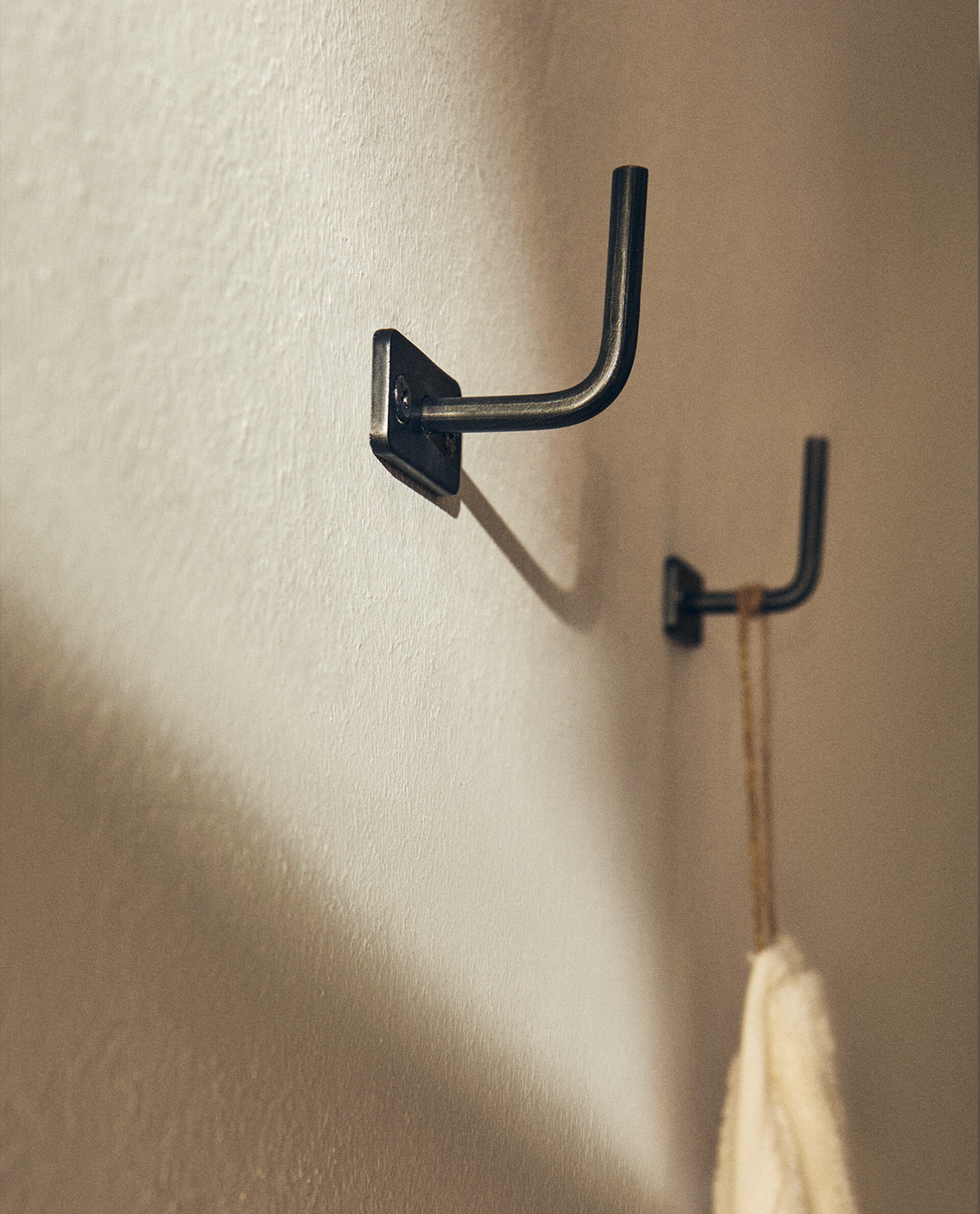 PACK OF SMALL DARK METAL HOOKS | Zara Home United States of