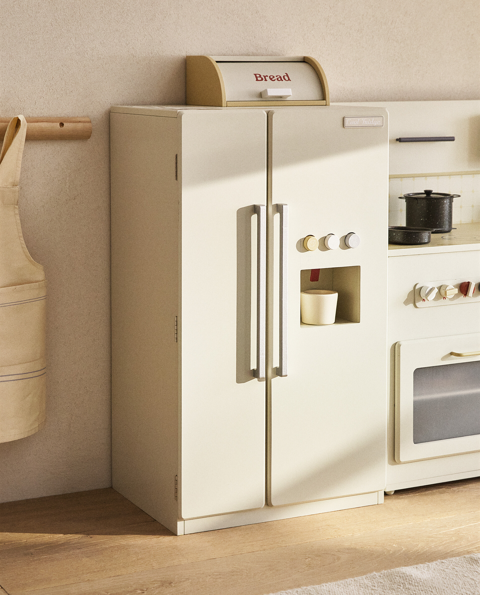 Play kitchen with refrigerator online