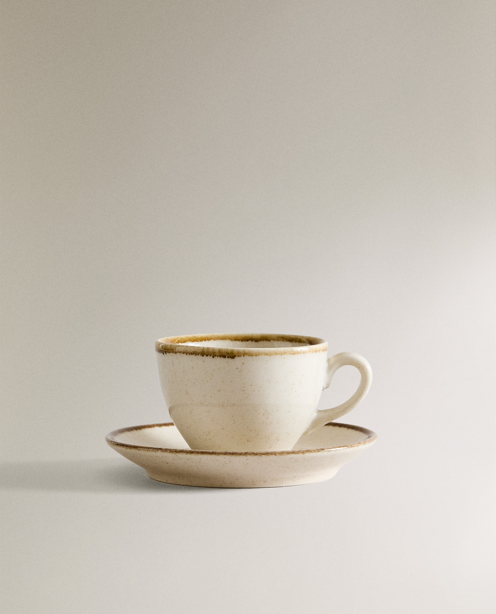 PORCELAIN TEACUP WITH ANTIQUE FINISH RIM