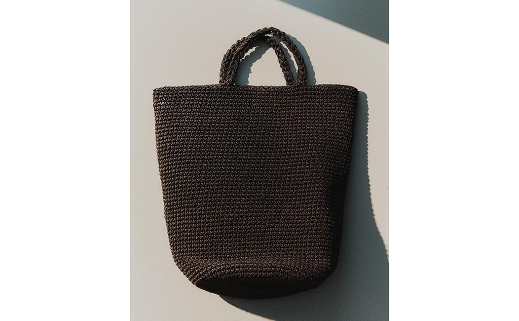 حقيبة بمظهر منسوج