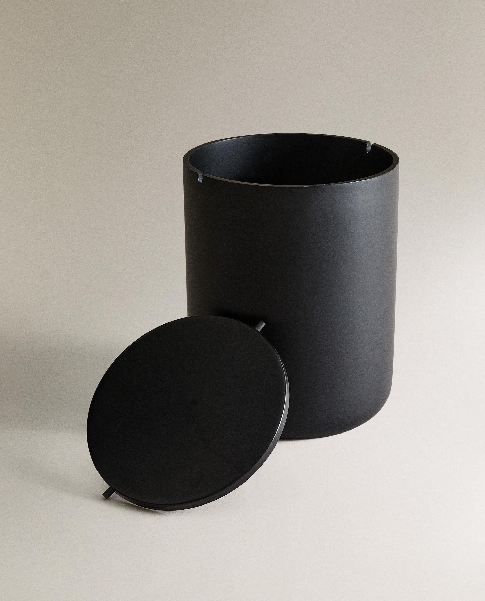 BLACK RESIN BATHROOM BIN WITH LID