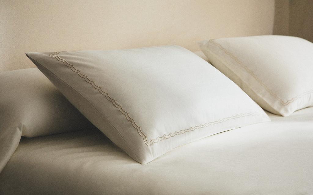 غلاف مخدة من القطن الساتان بشريط حافة (كثافة 300 خيط)