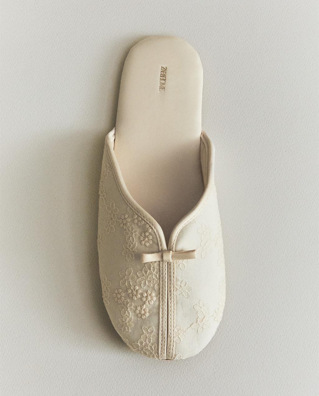 נעלי בית פרחוניות עם סרט וסוליית עור
