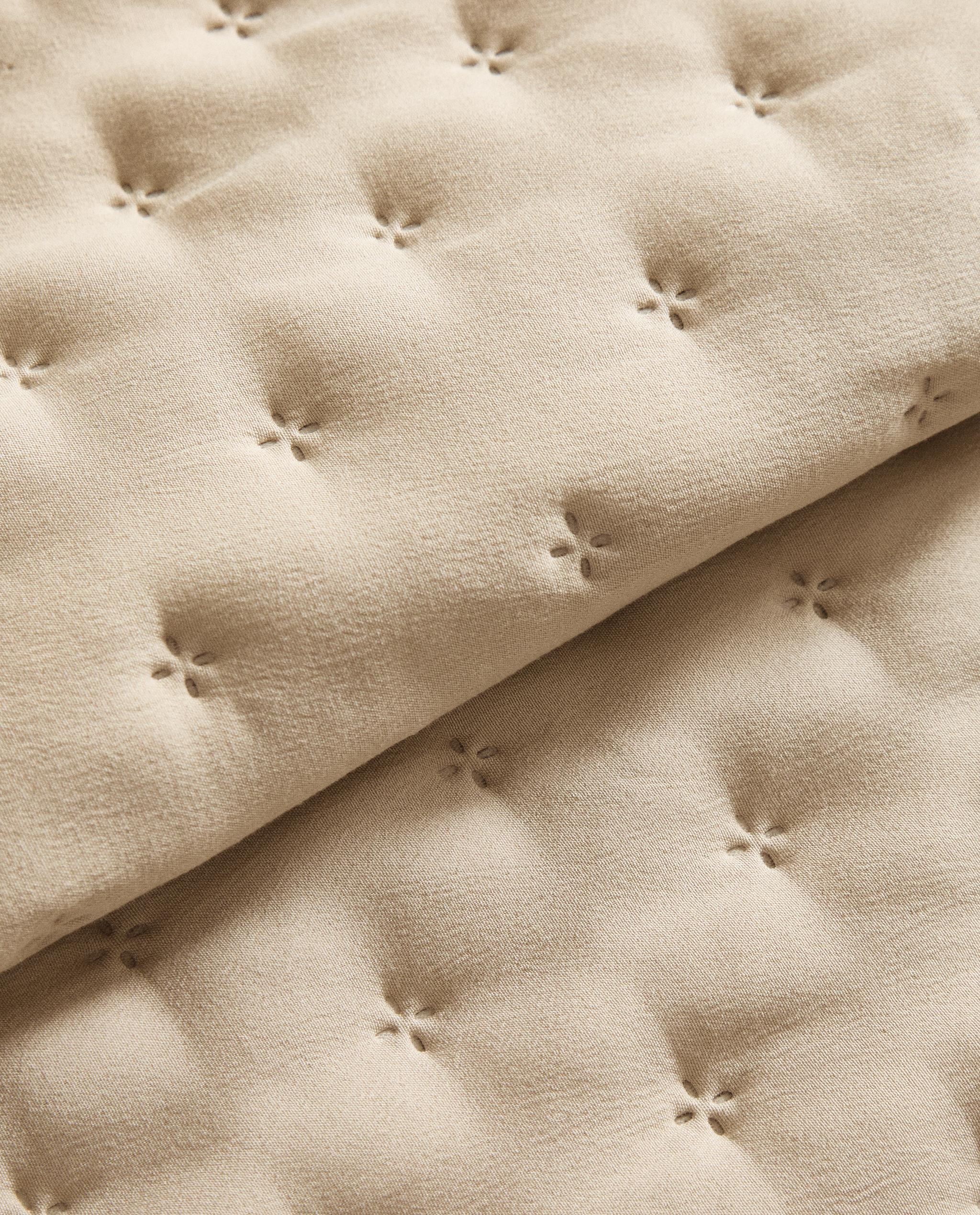QUILTED BEDSPREAD WITH DOTS product thumbnail 5