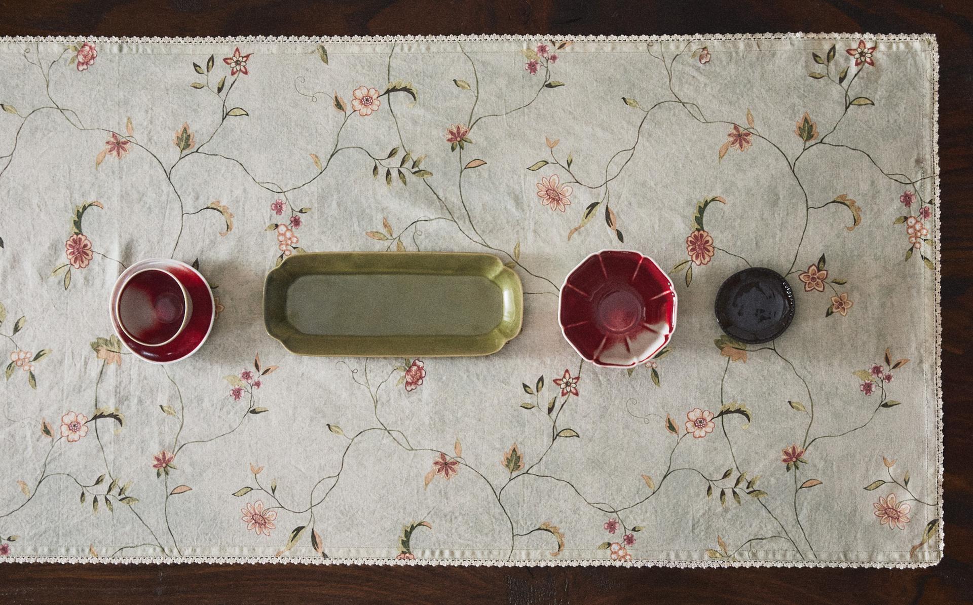 FLORAL PRINT TABLE RUNNER WITH LACE TRIM FLORAL PRINT TABLE RUNNER WITH LACE TRIM