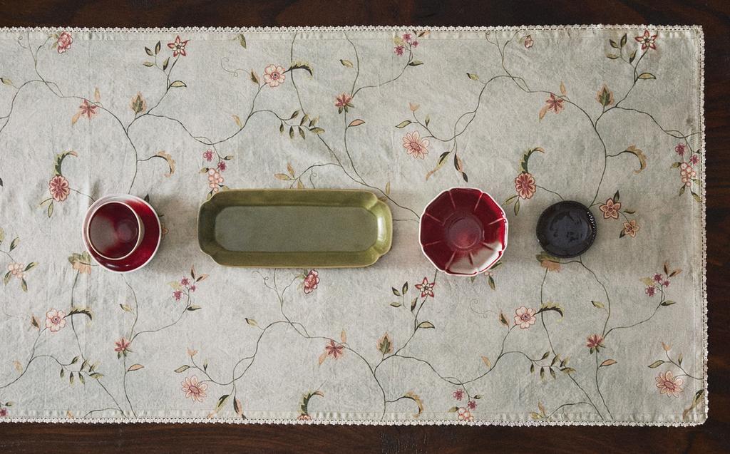 TISCHLÄUFER MIT BLUMENPRINT UND SPITZENKANTE TISCHLÄUFER MIT BLUMENPRINT UND SPITZENKANTE