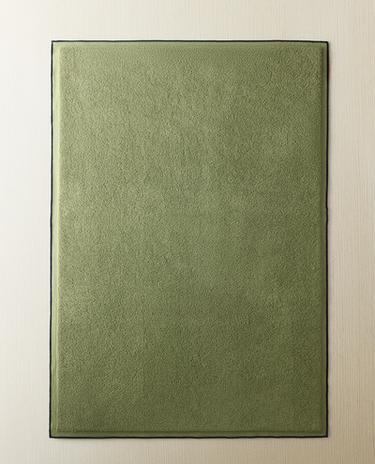 BATH MAT WITH COLOURED TOPSTITCHING