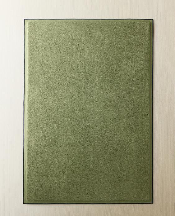 BATH MAT WITH COLOURED TOPSTITCHING BATH MAT WITH COLOURED TOPSTITCHING