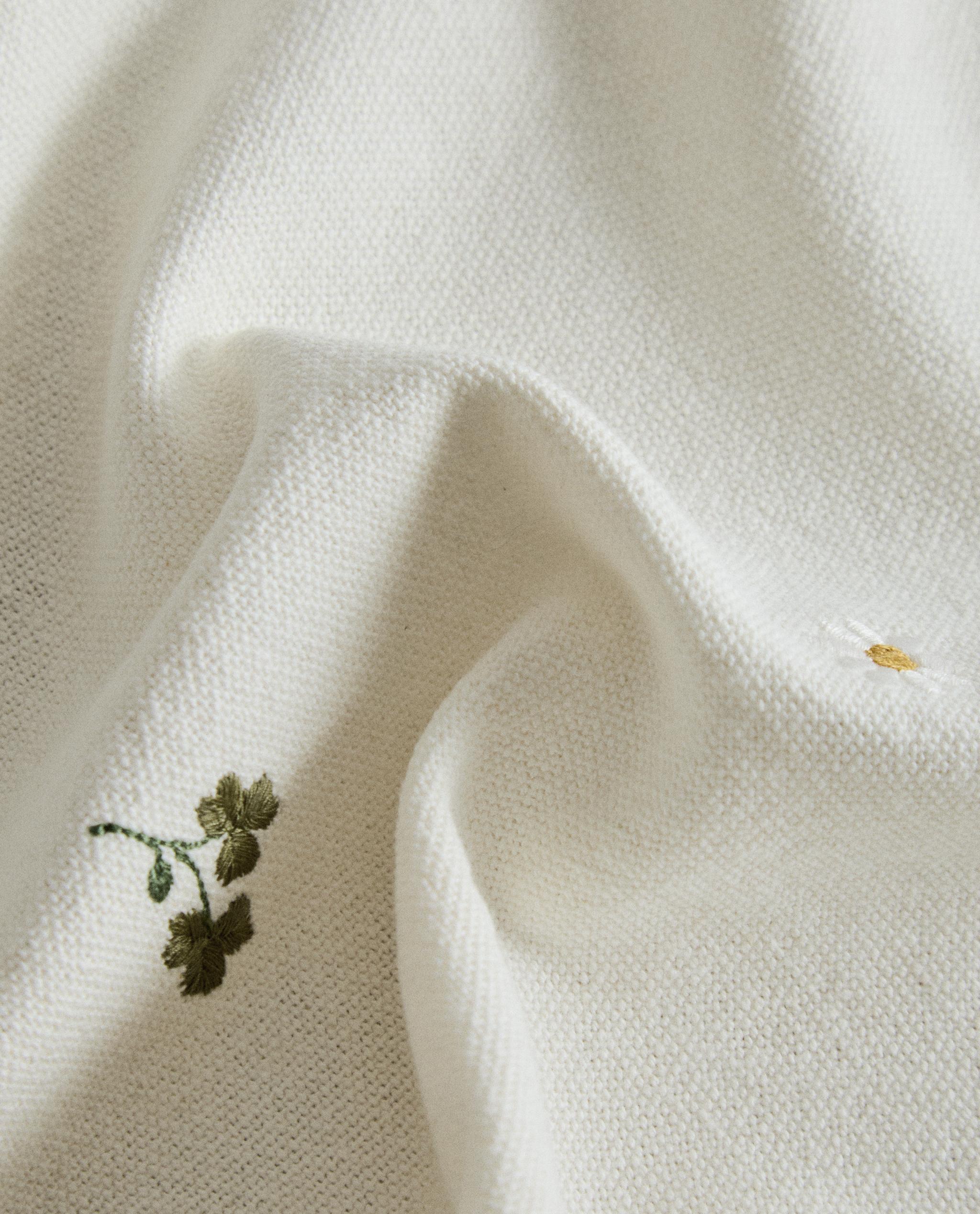 PACK OF EMBROIDERED CLOVER AND DAISY NAPKINS (PACK OF 2) product thumbnail 5