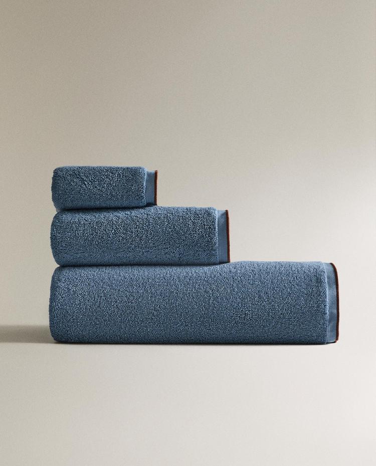 BATH TOWEL WITH COLOURED TOPSTITCHING