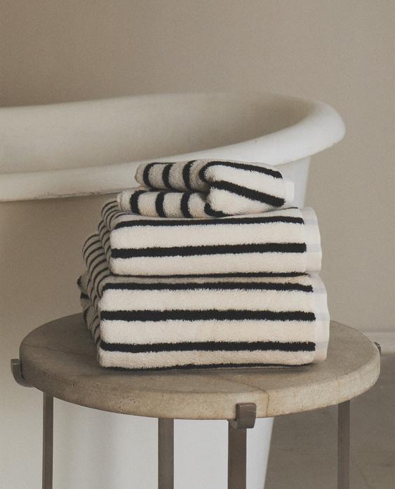 מגבת רחצה עם פסים צבעוניים