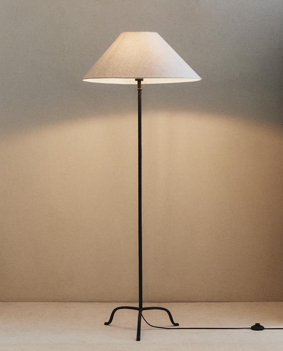 TRIPOD BASE FLOOR LAMP