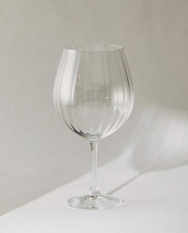KIELISZEK Z SZKŁA CRYSTALLINE Z WYPUKŁYM WZOREM