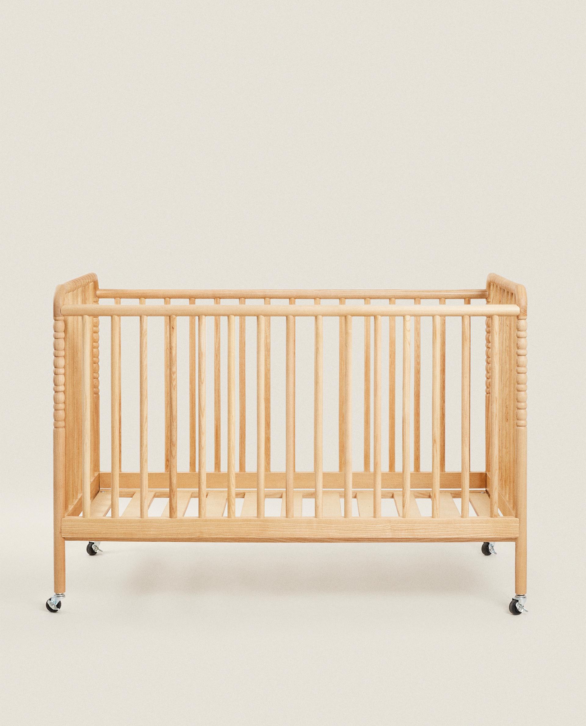 LIT BÉBÉ BOIS SCULPTÉ ROULETTES — Zara Home