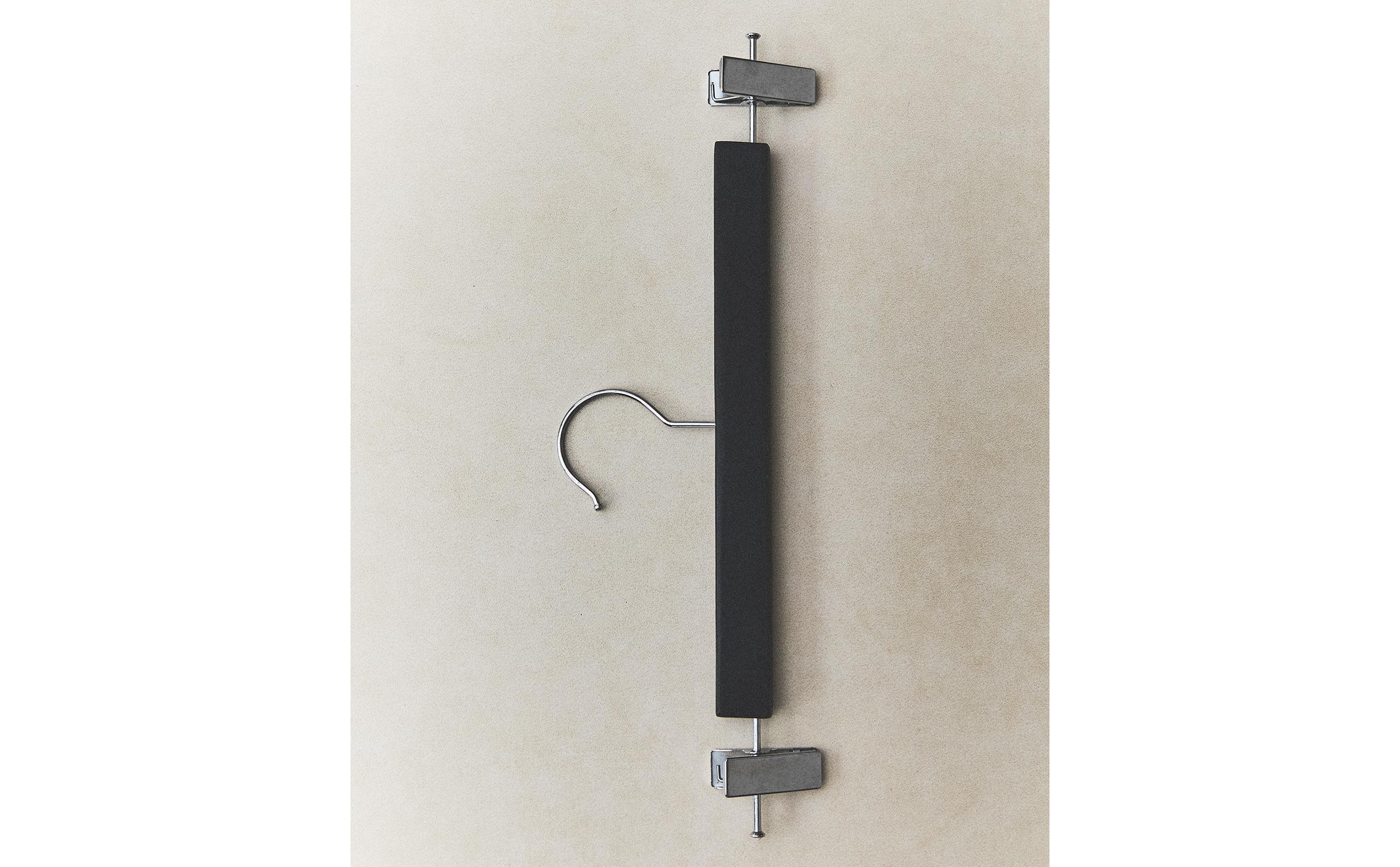 THE FLAT HEAD 木製 ハンガー 3本セット ロゴ入り ウッド 美品 THE FLAT HEAD 木製 ハンガー 3本セット ロゴ入り ウッド 美品