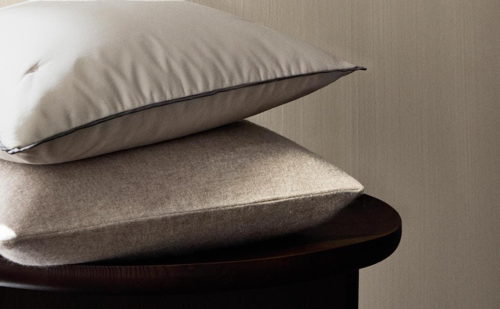 LINEN AND SATEEN CUSHION COVER WITH DOTS LINEN AND SATEEN CUSHION COVER WITH DOTS