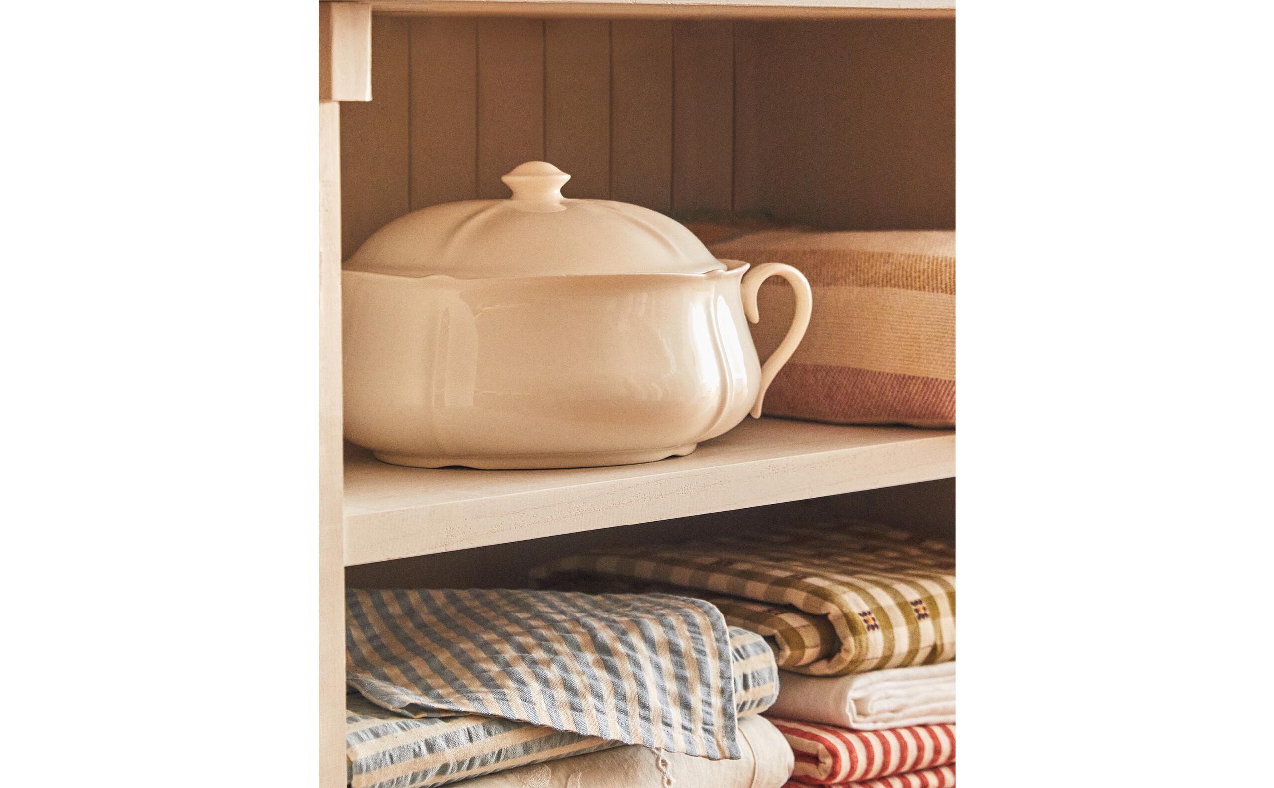 EARTHENWARE TUREEN WITH RAISED-DESIGN EDGE product thumbnail 10