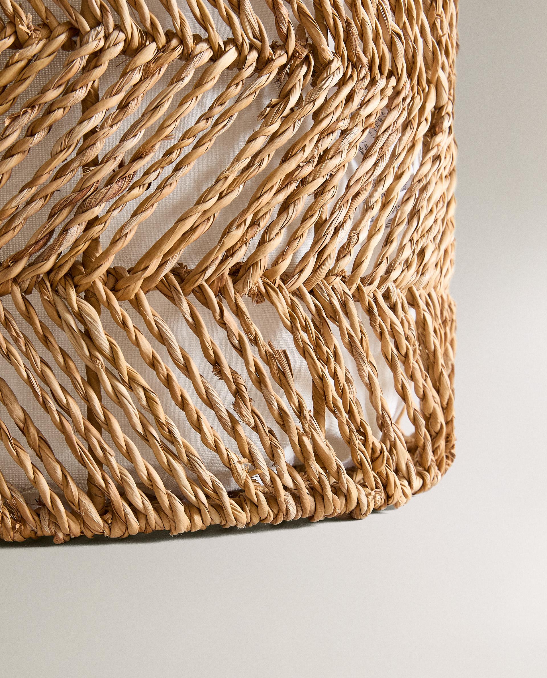 ROUND HAMPER WITH LINEN LINING